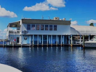 Waterside dining at the Shipyard Grill restaurant in Panama City