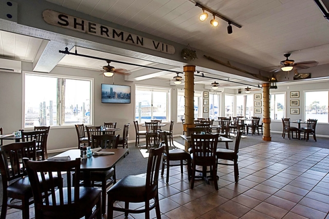Waterside dining at the Shipyard Grill restaurant in Panama City