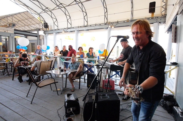 Waterside dining at the Shipyard Grill restaurant in Panama City